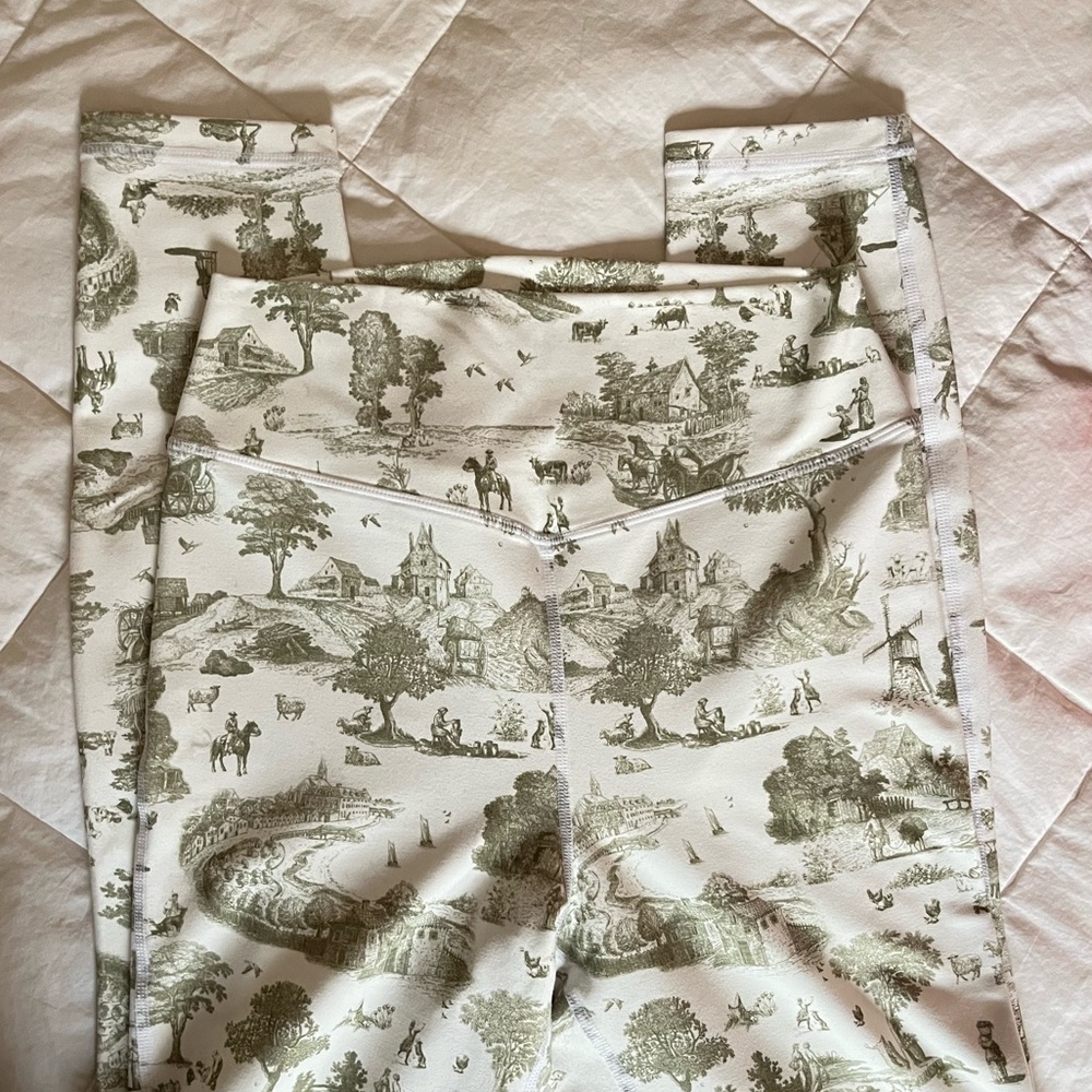 WE WORE WHAT Scenic Toile Print Leggings - Cream and Olive
